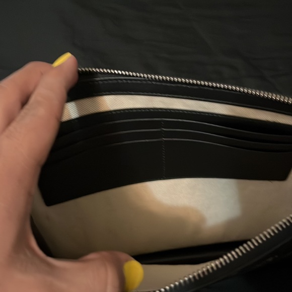 Brand new Gucci clutch with inside card slots and comes with attached holder - Picture 3 of 6